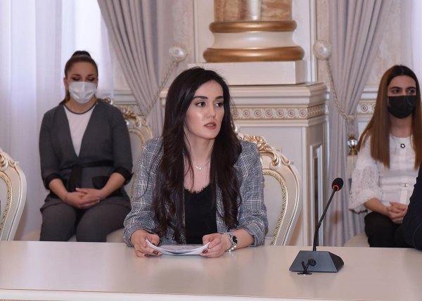 Sumqayıtın icra başçısı bir qrup gənci təltif edib - FOTOLAR