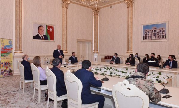 Sumqayıtın icra başçısı bir qrup gənci təltif edib - FOTOLAR