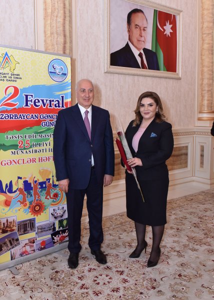 Sumqayıtın icra başçısı bir qrup gənci təltif edib - FOTOLAR