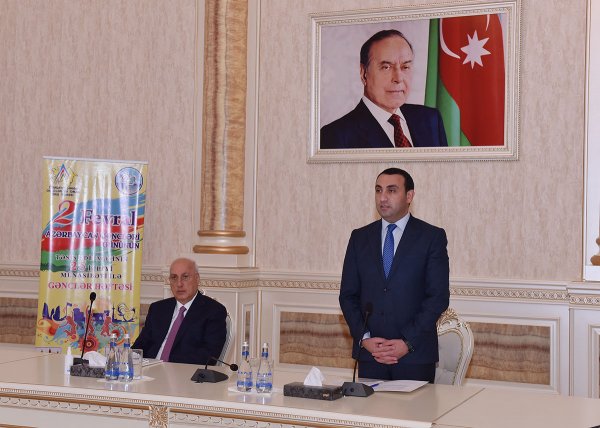 Sumqayıtın icra başçısı bir qrup gənci təltif edib - FOTOLAR