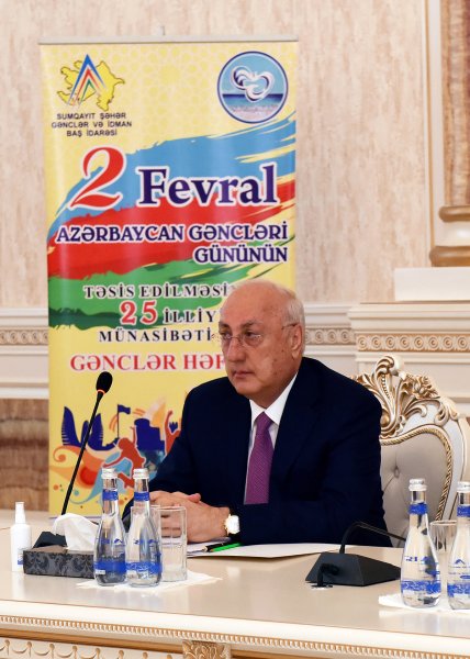 Sumqayıtın icra başçısı bir qrup gənci təltif edib - FOTOLAR