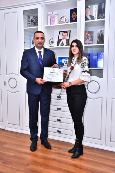 Sumqayıtda idarə rəisi Gənclər Günü münasibəti ilə bir qrup gənc mədəniyyət işçisini təltif edib - FOTOLAR