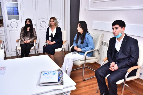 Sumqayıtda idarə rəisi Gənclər Günü münasibəti ilə bir qrup gənc mədəniyyət işçisini təltif edib - FOTOLAR