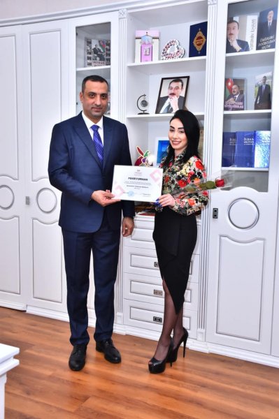 Sumqayıtda idarə rəisi Gənclər Günü münasibəti ilə bir qrup gənc mədəniyyət işçisini təltif edib - FOTOLAR