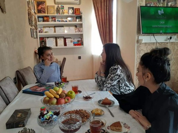 Sumqayıtda Heydər Əliyev Mərkəzinin kollektivi şəhid ailəsini ziyarət edib -FOTO