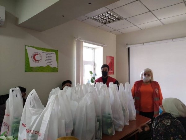 Sumqayıtda ahıllara süd məhsulları paylanıb - FOTOLAR