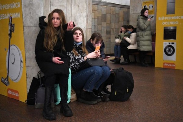 Ukrayna əhalisi metrolara sığınıb - FOTOLAR