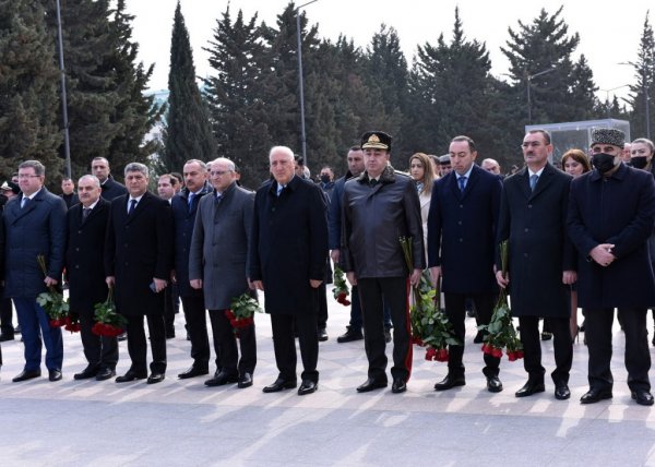 Sumqayıtda Xocalı soyqırımı qurbanlarının xatirəsi anılıb- FOTOLAR