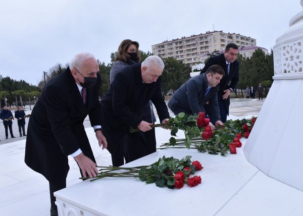 YAP Sumqayıt şəhər təşkilatının sədri Ramiz Hüseynov şəhər ictimaiyyətinə təqdim olunub - FOTO