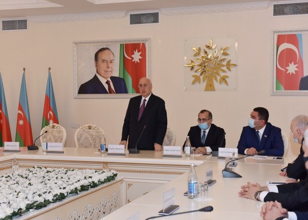 YAP Sumqayıt şəhər təşkilatının sədri Ramiz Hüseynov şəhər ictimaiyyətinə təqdim olunub - FOTO