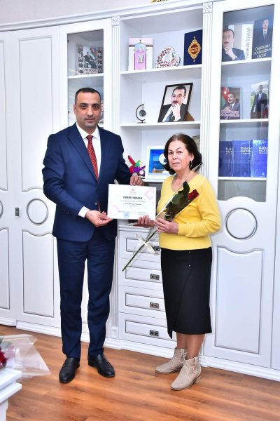 Mədəniyyət sahəsində çalışan bir qrup xanım əməkdaşlar idarə rəisi tərəfindən təltif olunub -FOTO