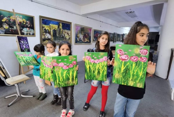 Sumqayıtda Nigar Arifin növbəti ustad dərsi: Abstrakt rəsmlər - FOTOLAR