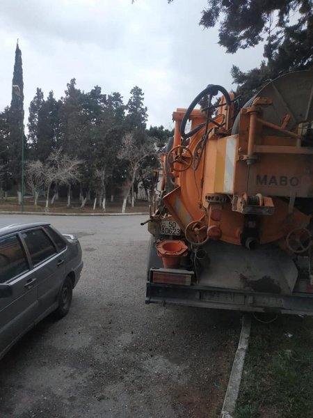 Sumqayıt Sukanal İdarəsinin əməkdaşları magistral xətləri təmizləyirlər - FOTO