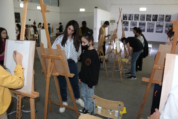 "YARAT" Müasir İncəsənət Məkanı tərəfindən Sumqayıt Dövlət Rəsm Qalereyasında sərgi çərçivəsində tədbir təşkil edilib - FOTO