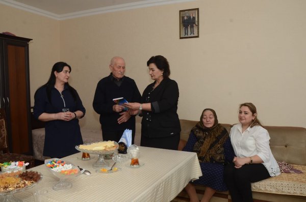 Sumqayıtda Milli Qəhrəman Şükür Həmidovun ailəsi ziyarət olunub - FOTO