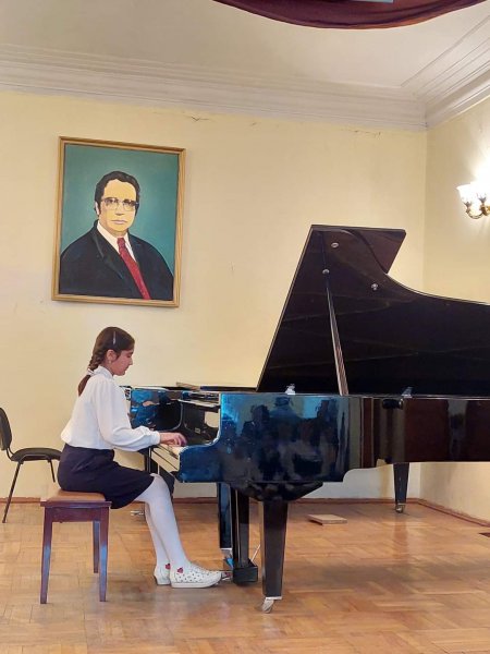 Sumqayıtda uşaq musiqi məktəbində fortepiano və violin şöbəsinin iştirakı ilə konsert təşkil edilib -FOTOLAR
