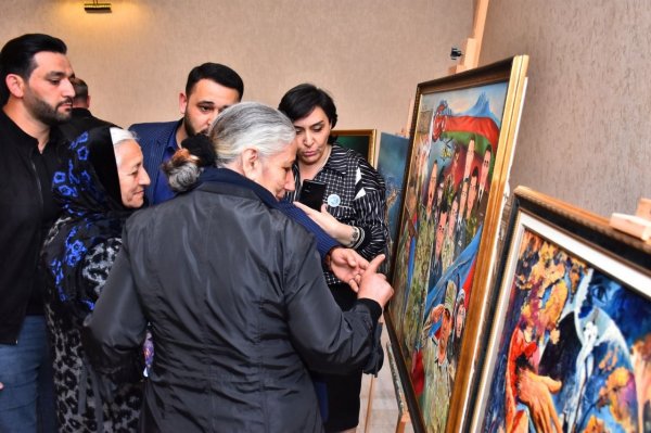 Sumqayıtda peşəkar rəssamların “İz” adlı yaradıcılıq sərgisi keçirilib - FOTOLAR