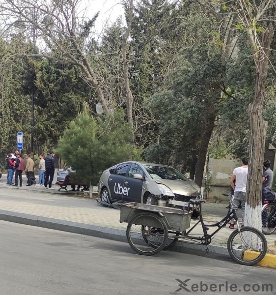 Sumqayıtda "Toyota Prius" qəza törədərək səkiyə çıxdı - FOTO
