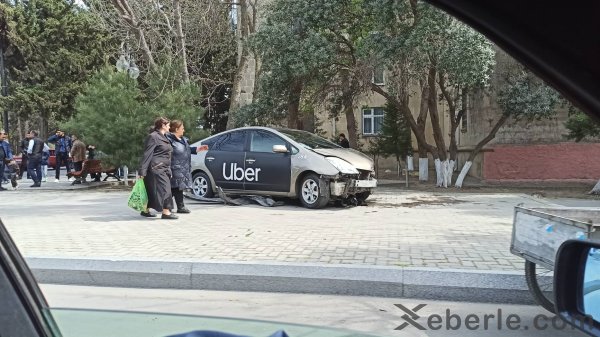 Sumqayıtda "Toyota Prius" qəza törədərək səkiyə çıxdı - FOTO Sumqayıtda "Toyota Prius" qəza törədərək səkiyə çıxdı - FOTO