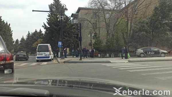 Sumqayıtda "Toyota Prius" qəza törədərək səkiyə çıxdı - FOTO