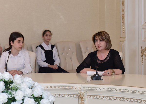 Sumqayıtda Heydər Əliyev Mərkəzində "İzi tarixlərdə, özü ürəklərdə yaşayan insan" adı altında dəyirmi masa keçirilib - FOTO