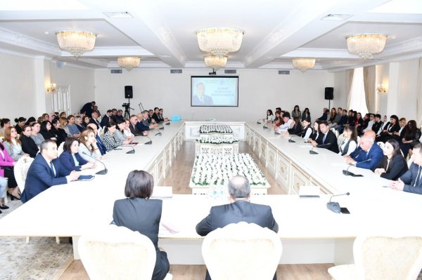 Sumqayıtda  “Ulu Öndər Heydər Əliyevin Dövlətçilik ənənələri” mövzusunda dəyirmi masa keçirilib - FOTOLAR