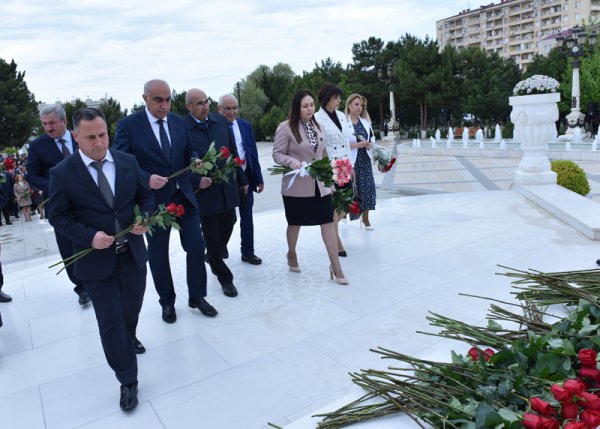 Sumqayıtda Ümummilli Lider Heydər Əliyevin xatirəsi anılıb - FOTOLAR