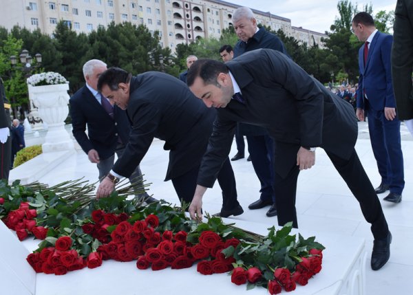 Sumqayıtda Ümummilli Lider Heydər Əliyevin xatirəsi anılıb - FOTOLAR