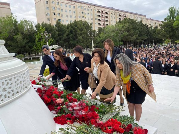 Xidmət Sahələri üzrə Sumqayıt Dövlət Peşə Təhsil Mərkəzinin kollektivi ulu öndərin abidəsini ziyarət ediblər - FOTO