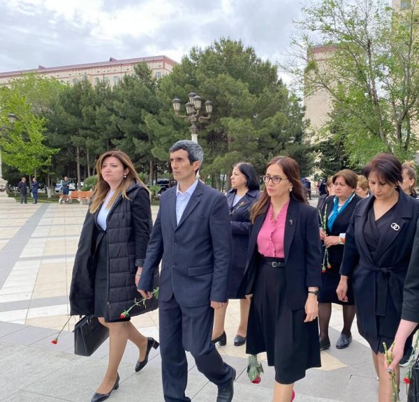 Xidmət Sahələri üzrə Sumqayıt Dövlət Peşə Təhsil Mərkəzinin kollektivi ulu öndərin abidəsini ziyarət ediblər - FOTO