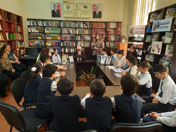 Sumqayıtda əməkdar jurnalist Eyruz Məmmədovla şagirdlərin görüşü keçirilib - FOTOLAR