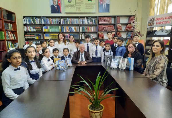 Sumqayıtda əməkdar jurnalist Eyruz Məmmədovla şagirdlərin görüşü keçirilib - FOTOLAR