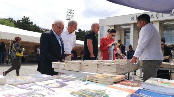 Sumqayıtda 100 mindən artıq kitab satışa çıxarıldı - FOTOLAR