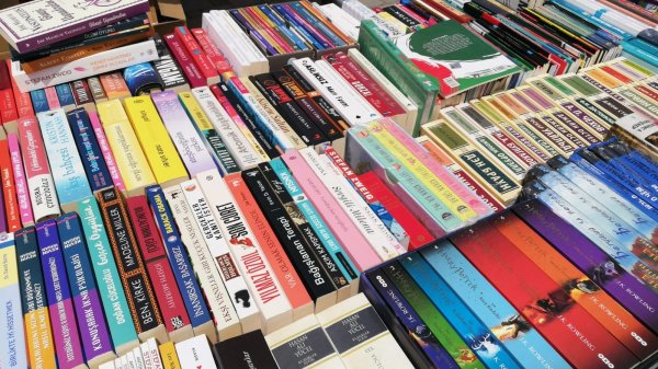 Sumqayıtda 100 mindən artıq kitab satışa çıxarıldı - FOTOLAR