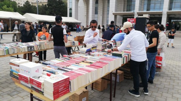 Sumqayıtda 100 mindən artıq kitab satışa çıxarıldı - FOTOLAR