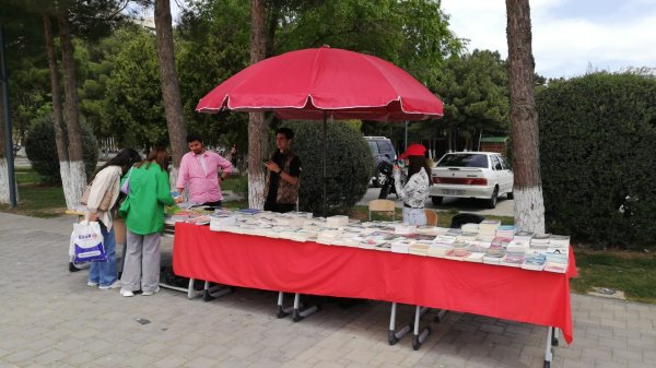 Sumqayıtda 100 mindən artıq kitab satışa çıxarıldı - FOTOLAR