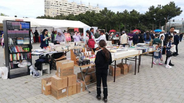 Sumqayıtda 100 mindən artıq kitab satışa çıxarıldı - FOTOLAR