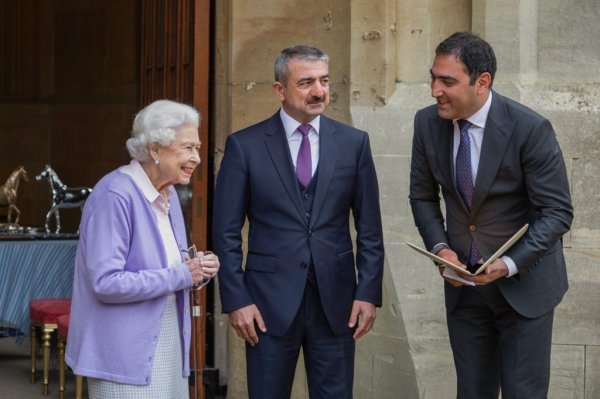 Elçin Quliyev Qarabağ atını II Yelizavetaya təqdim ETDİ