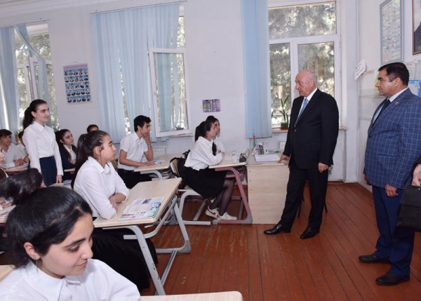 Zakir Fərəcov 38 nömrəli məktəbdə oldu, şagird və müəllimlərlə görüşdü – FOTO