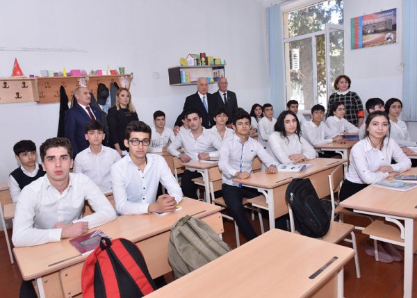 Zakir Fərəcov 38 nömrəli məktəbdə oldu, şagird və müəllimlərlə görüşdü – FOTO