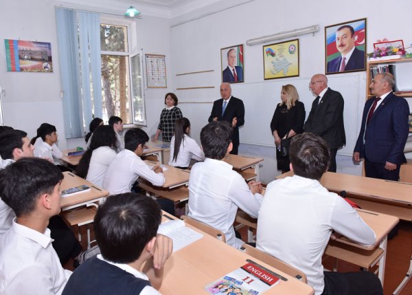 Zakir Fərəcov 38 nömrəli məktəbdə oldu, şagird və müəllimlərlə görüşdü – FOTO