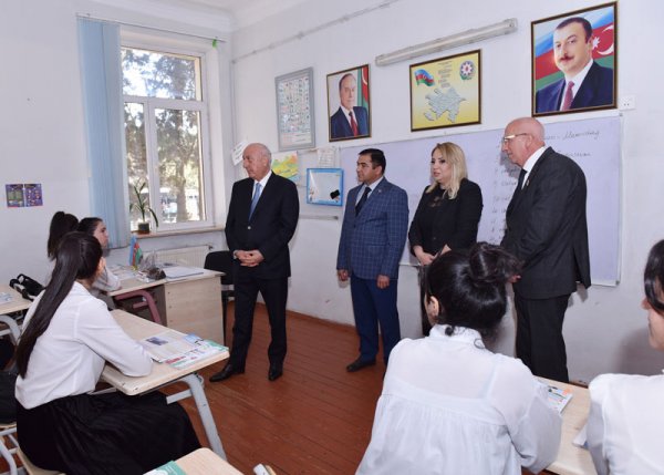 Zakir Fərəcov 38 nömrəli məktəbdə oldu, şagird və müəllimlərlə görüşdü – FOTO