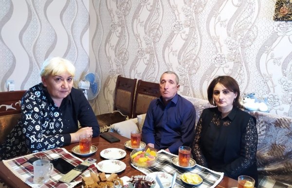 Sumqayıt Dövlət Rəsm Qalereyasının kollektivi tərəfindən şəhid ailəsi ziyarət edilib - FOTO