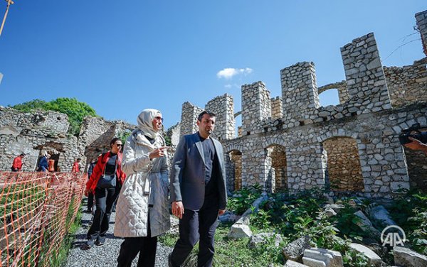 Bayraktar xanımı ilə Cıdır düzündə - FOTOLAR