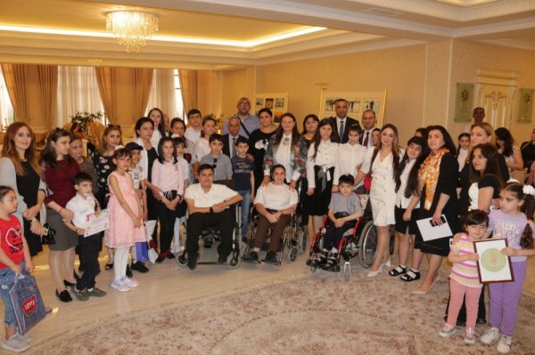 Sumqayıtda xeyriyyə satış-sərgisi: Uşaqları sevgimizlə qoruyaq! - FOTOLAR