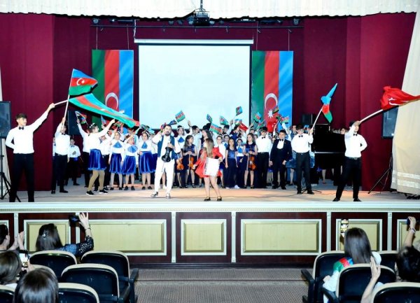 Mehdiabad qəsəbə Uşaq Musiqi Məktəbi "Şuşa ili" çərçivəsində hesabat konserti keçirib Mehdiabad qəsəbə Uşaq Musiqi Məktəbi "Şuşa ili" çərçivəsində hesabat konserti keçirib