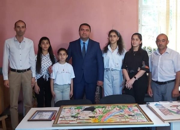 Müşfiq Məmmədli qalib olan rəsm kursunun şagirdləri ilə görüşüb - FOTOLAR