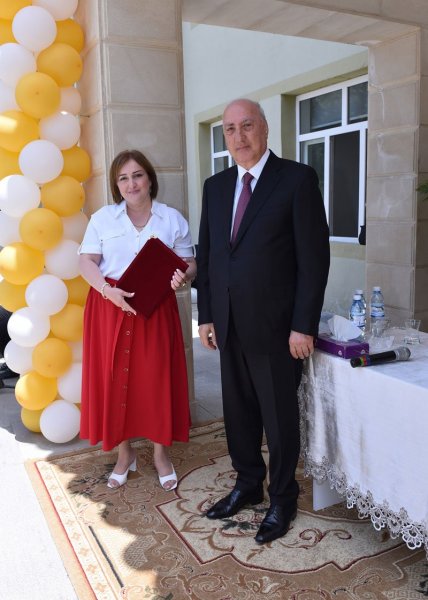 Sumqayıtın icra başçısı 1 nömrəli orta məktəbdə  keçirilən son zəng tədbirində iştirak edib - FOTO
