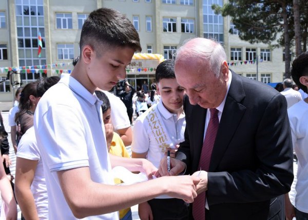 Sumqayıtın icra başçısı 1 nömrəli orta məktəbdə  keçirilən son zəng tədbirində iştirak edib - FOTO