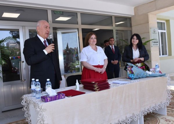Sumqayıtın icra başçısı 1 nömrəli orta məktəbdə  keçirilən son zəng tədbirində iştirak edib - FOTO